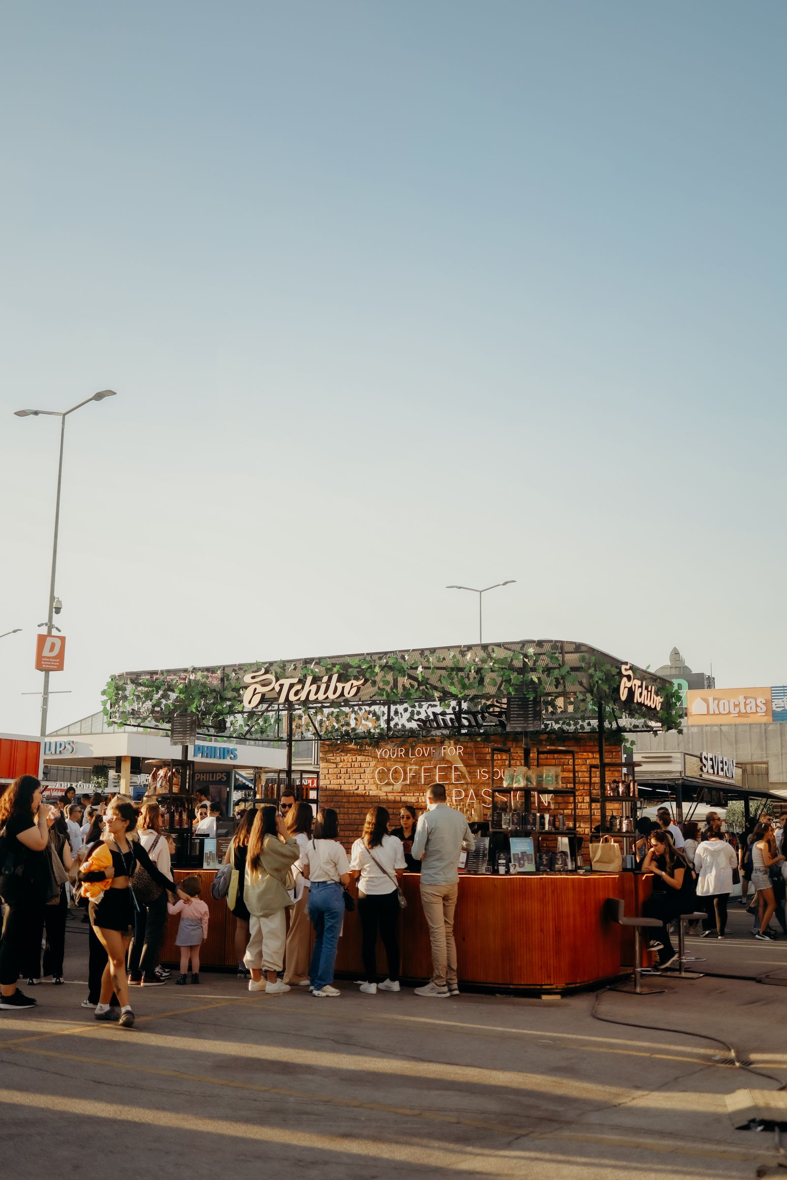 Affluence du week-end : une quinzaine de clients massés autour d'un comptoir