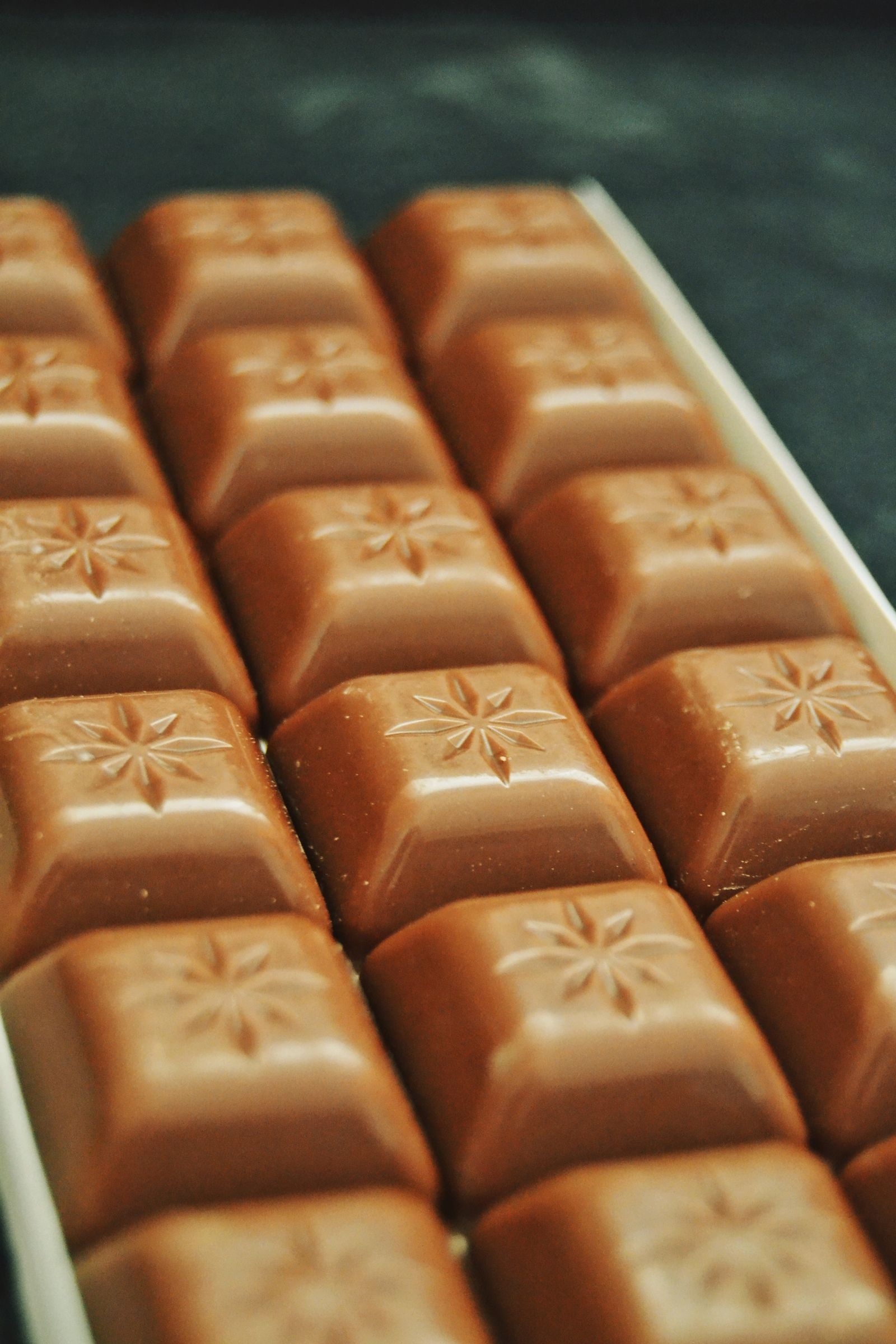 Rangées de bonbons de chocolat moulés sur plaque