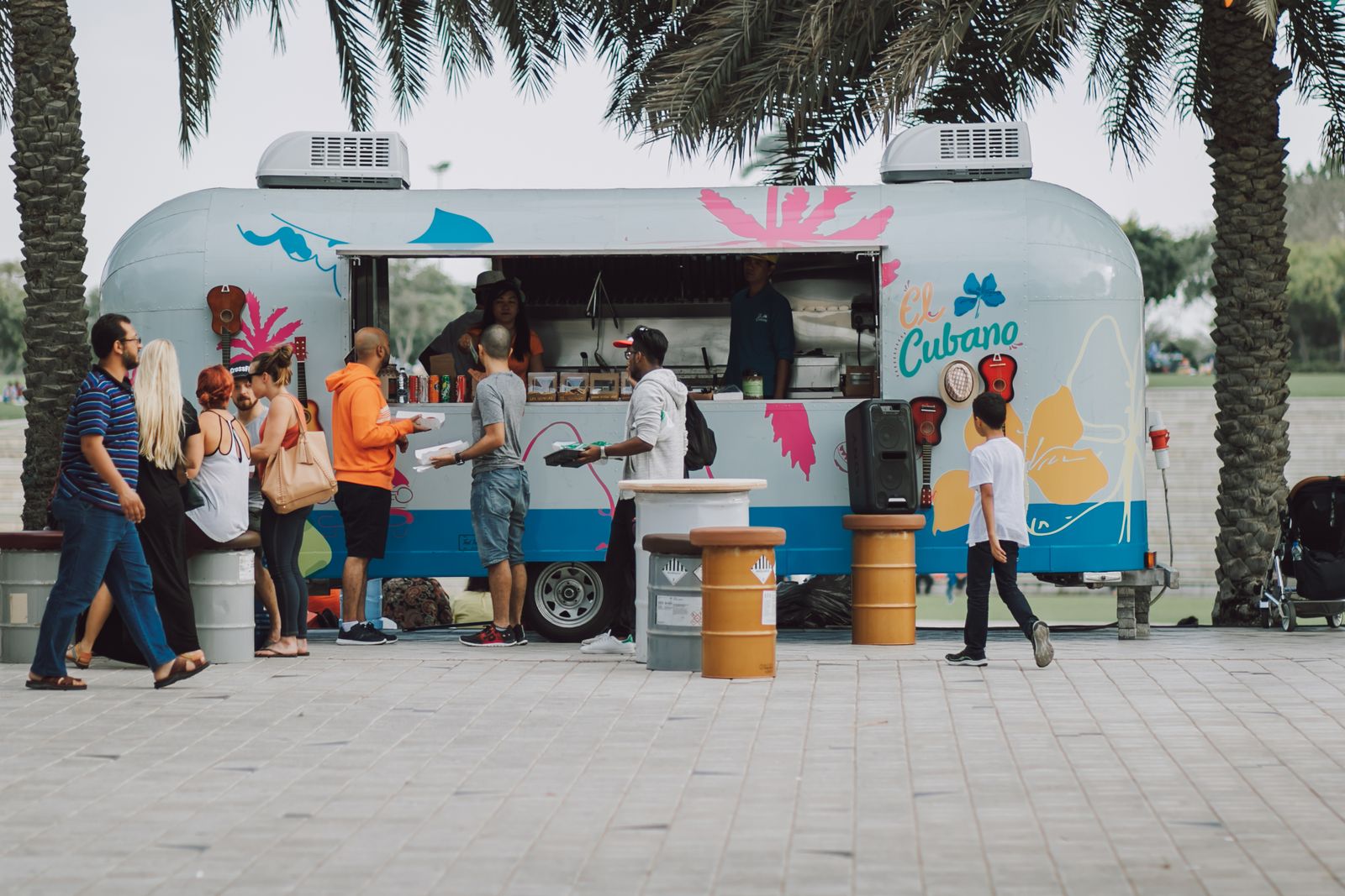 Food truck en service avec clients devant le comptoir