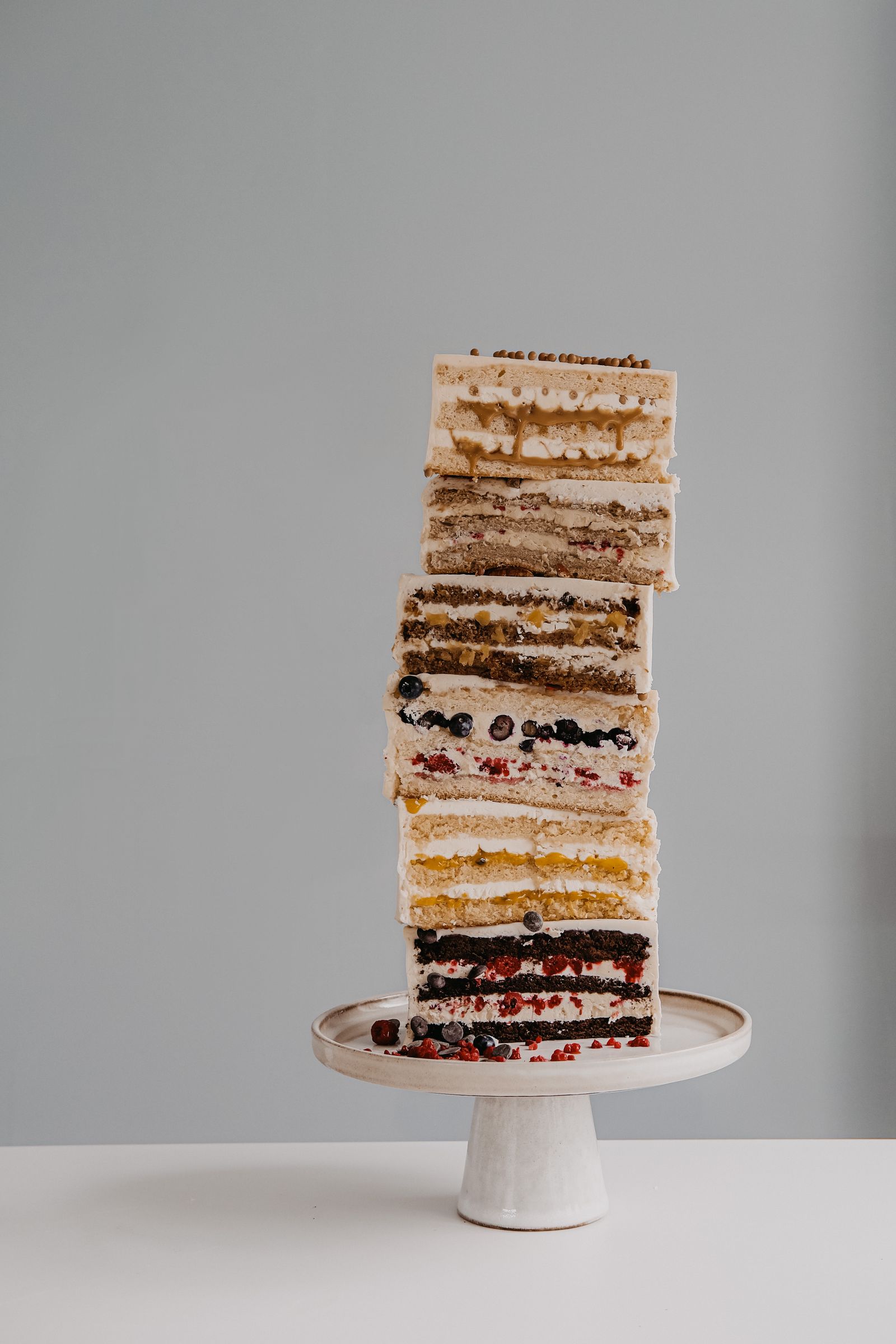 Gâteau à étages photographié sur fond neutre