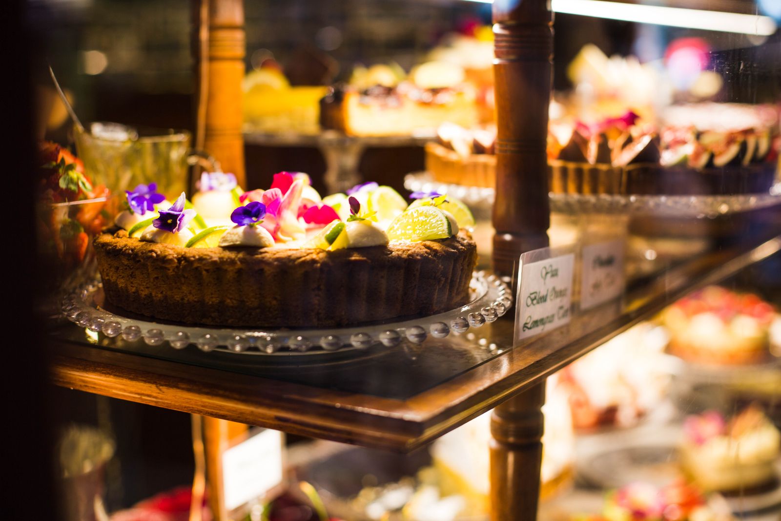 Comptoir de pâtisserie, tartes et entremets sous vitrine
