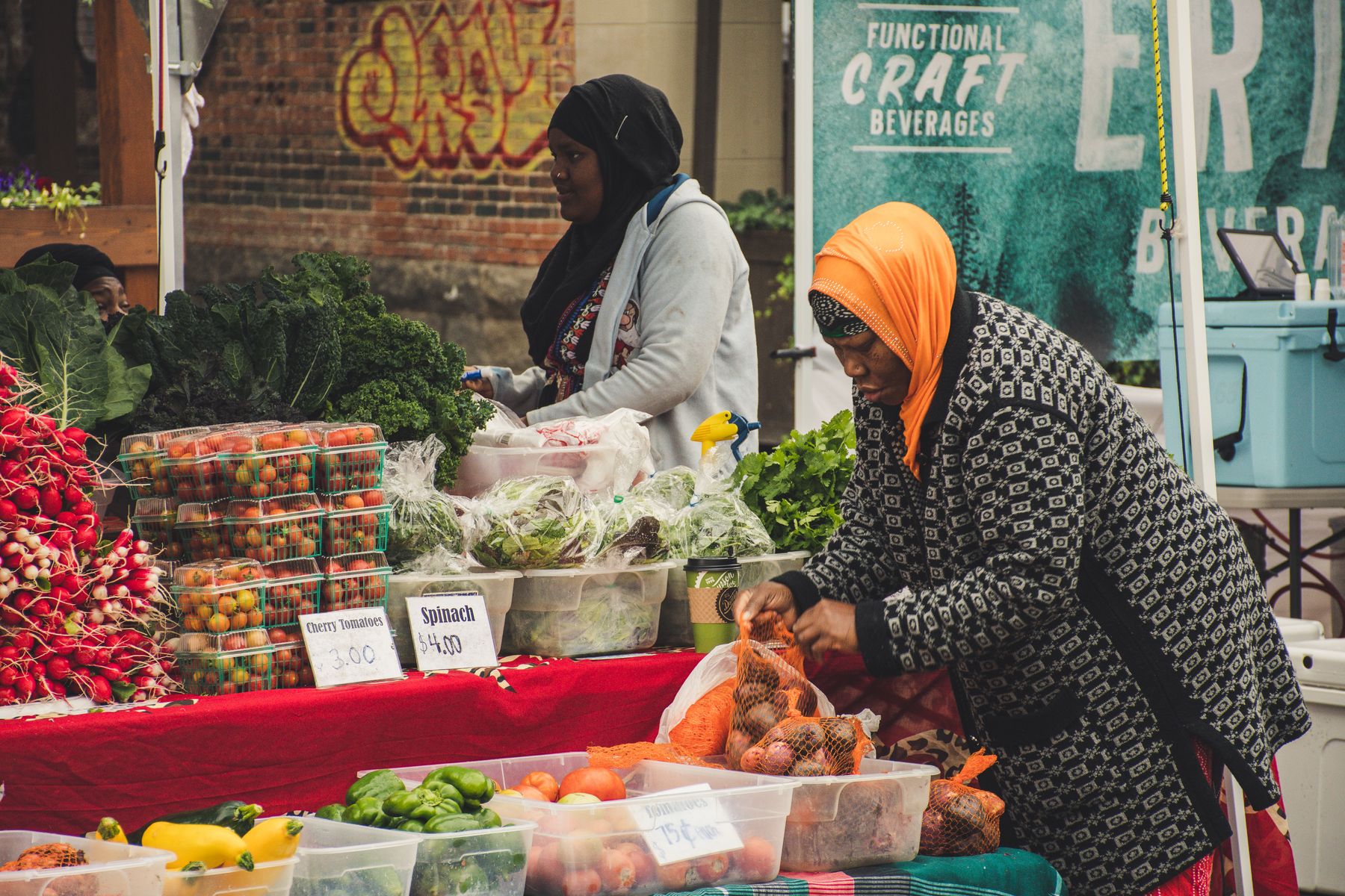 Étal de producteur sur un marché de plein air, cageots de légumes