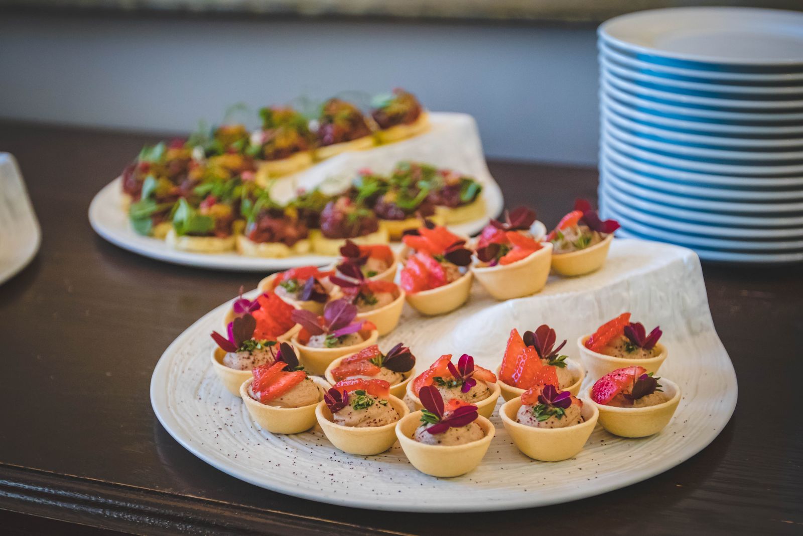 Plateau de tartelettes aux fruits rouges dressées une à une