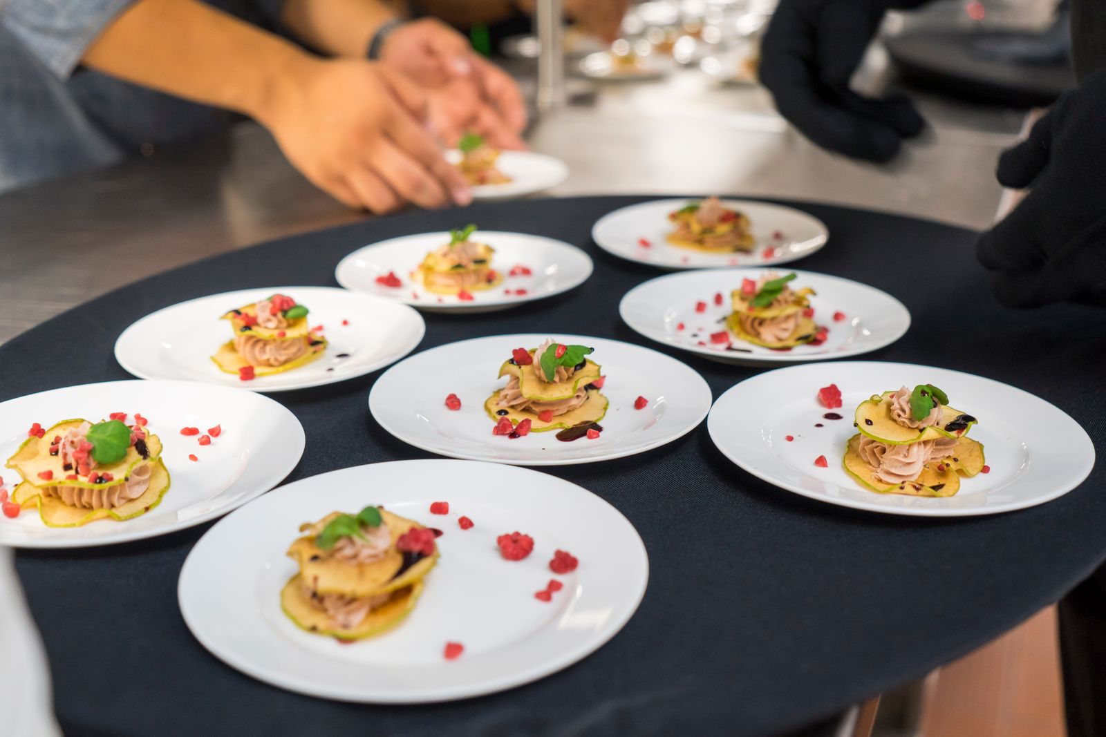 Assiettes de traiteur dressées en série avant service