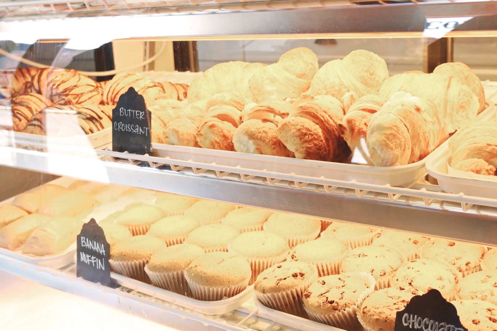 Vitrine de viennoiseries et brioches étiquetées